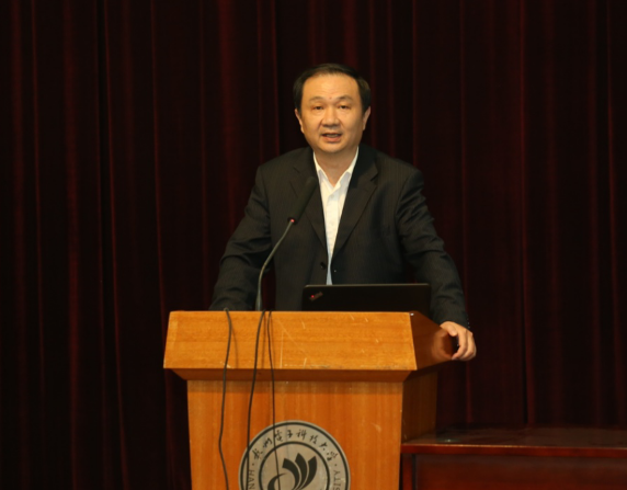 大賽執(zhí)委會(huì)主任、北京聯(lián)合大學(xué)副校長(zhǎng)鮑泓先生代表大賽執(zhí)委會(huì)致辭，并做大賽總結(jié)