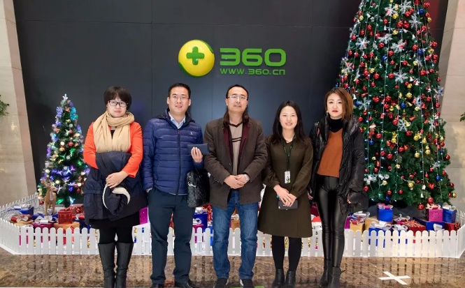 參訪交流結(jié)束后，達內(nèi)一行與360公司團隊在門前合影留念