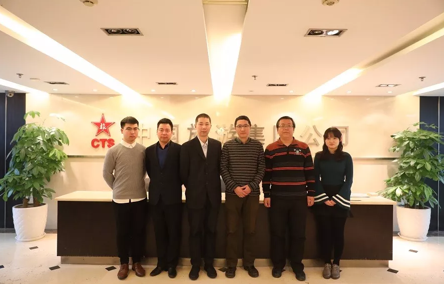 參訪交流結(jié)束后，達(dá)內(nèi)一行與港中旅團(tuán)隊在門前合影留念。