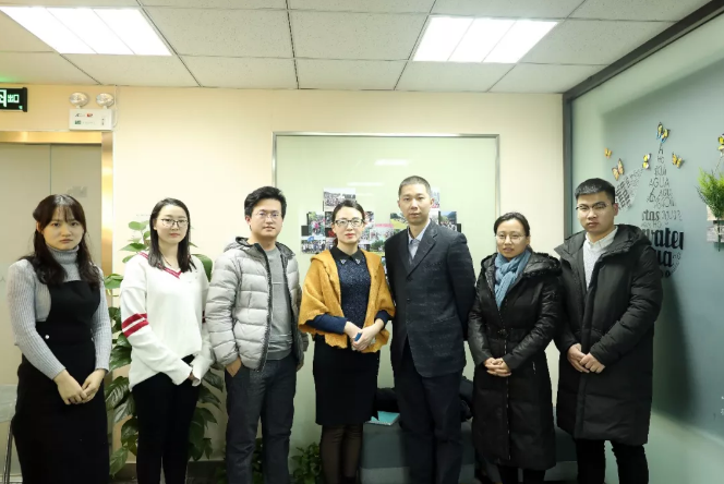 參訪交流結(jié)束后，達(dá)內(nèi)一行與人谷科技團(tuán)隊(duì)在門前合影留念