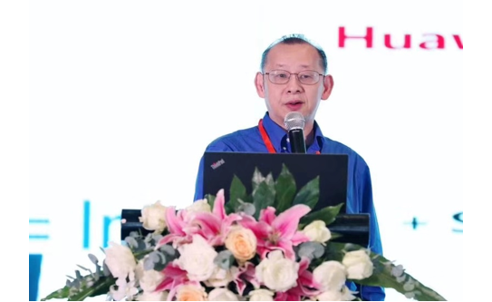 國際云安全聯盟大中華區(qū)主席李雨航分享了《終端AI戰(zhàn)略與安全解決方案》的主題報告