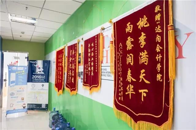 達(dá)內(nèi)教學(xué)環(huán)境怎么樣？學(xué)員送的錦旗