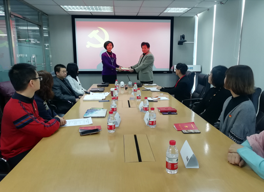 北下關街道黨工委聯(lián)通站站長管克儉向達內(nèi)教育集團中坤黨支部書記高瑋授贈黨旗、黨徽、《黨章》、《黨員手冊》