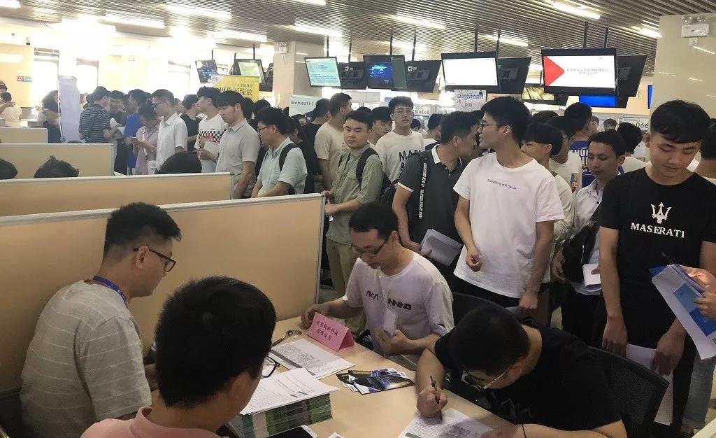 河南|達內(nèi)IT專場招聘會隆重舉行，94家知名企業(yè)求賢納士