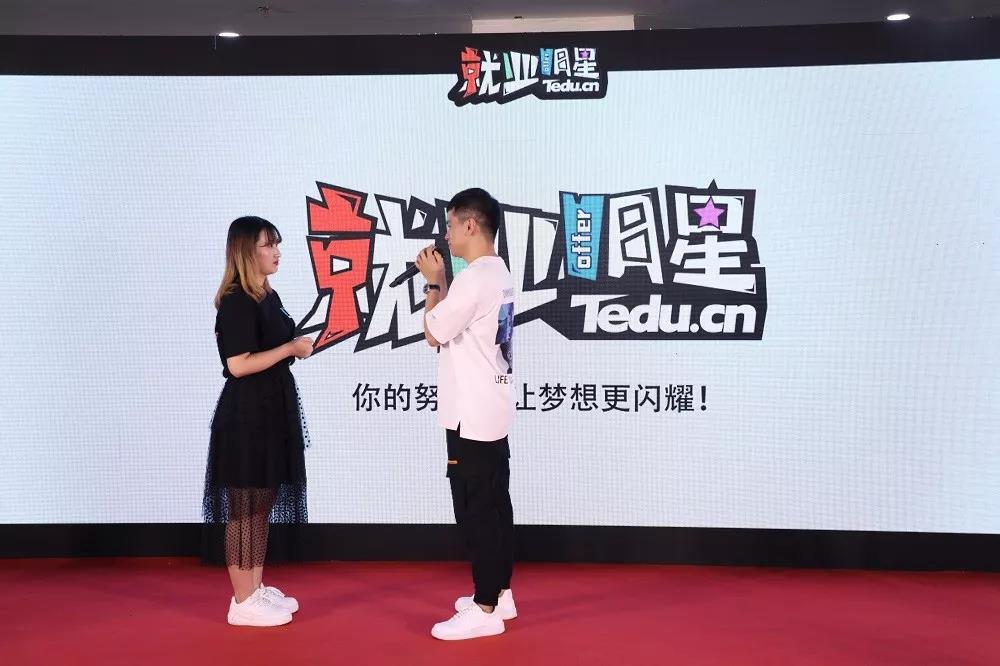 達內(nèi)就業(yè)明星現(xiàn)場求婚，在達內(nèi)實現(xiàn)愛情事業(yè)雙豐收