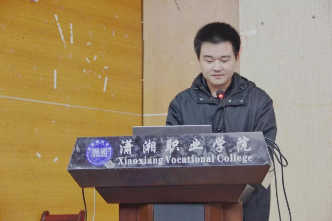 大19虛擬現(xiàn)實(shí)二班熊哲同學(xué)的一首深入人心的英文歌曲《Something Just Like This》贏得全場的熱烈掌聲。
